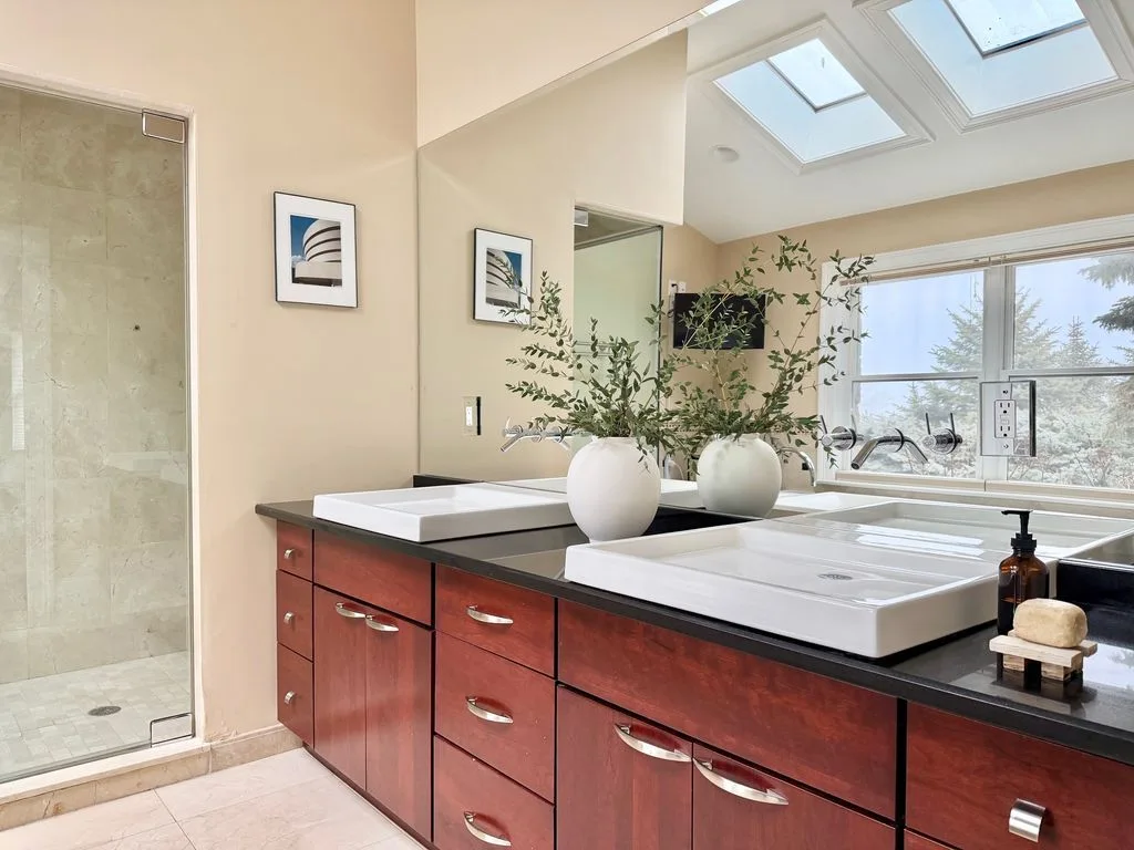 Stone Manor bathroom 4 — photograph 1