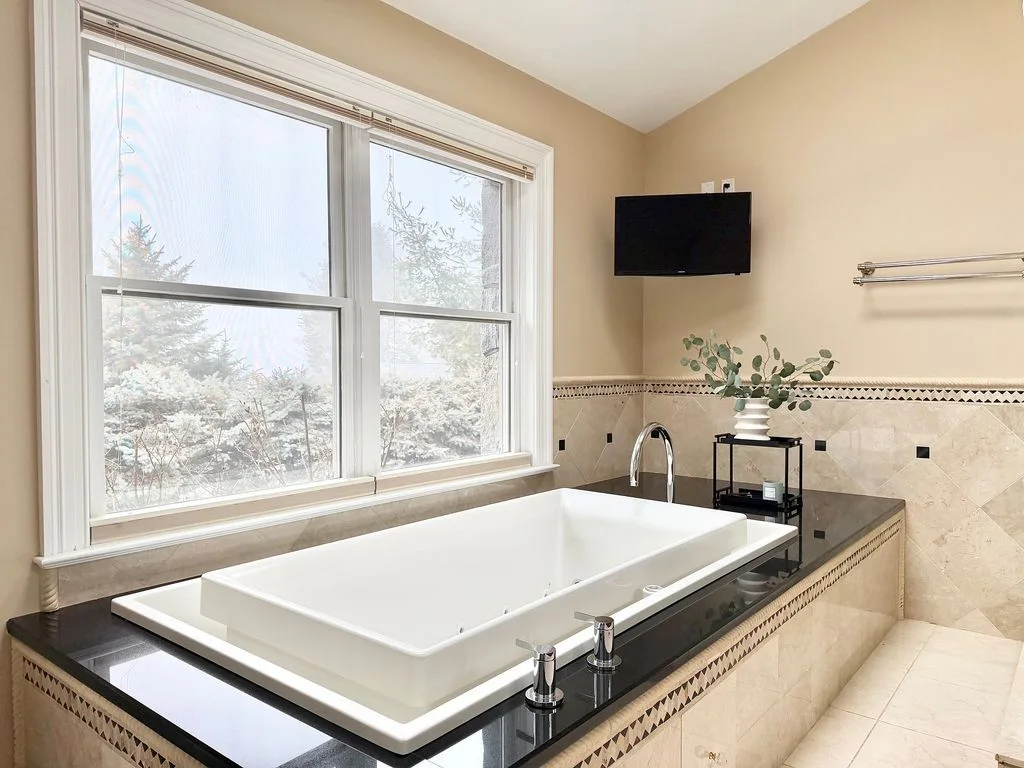Stone Manor bathroom 4 — photograph 3