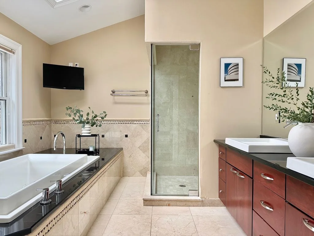 Stone Manor bathroom 4 — photograph 4