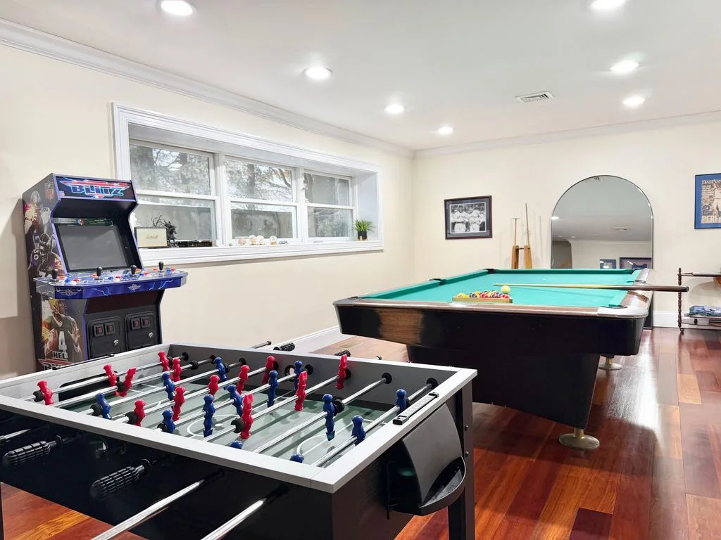 Stone Manor game room — photograph 3